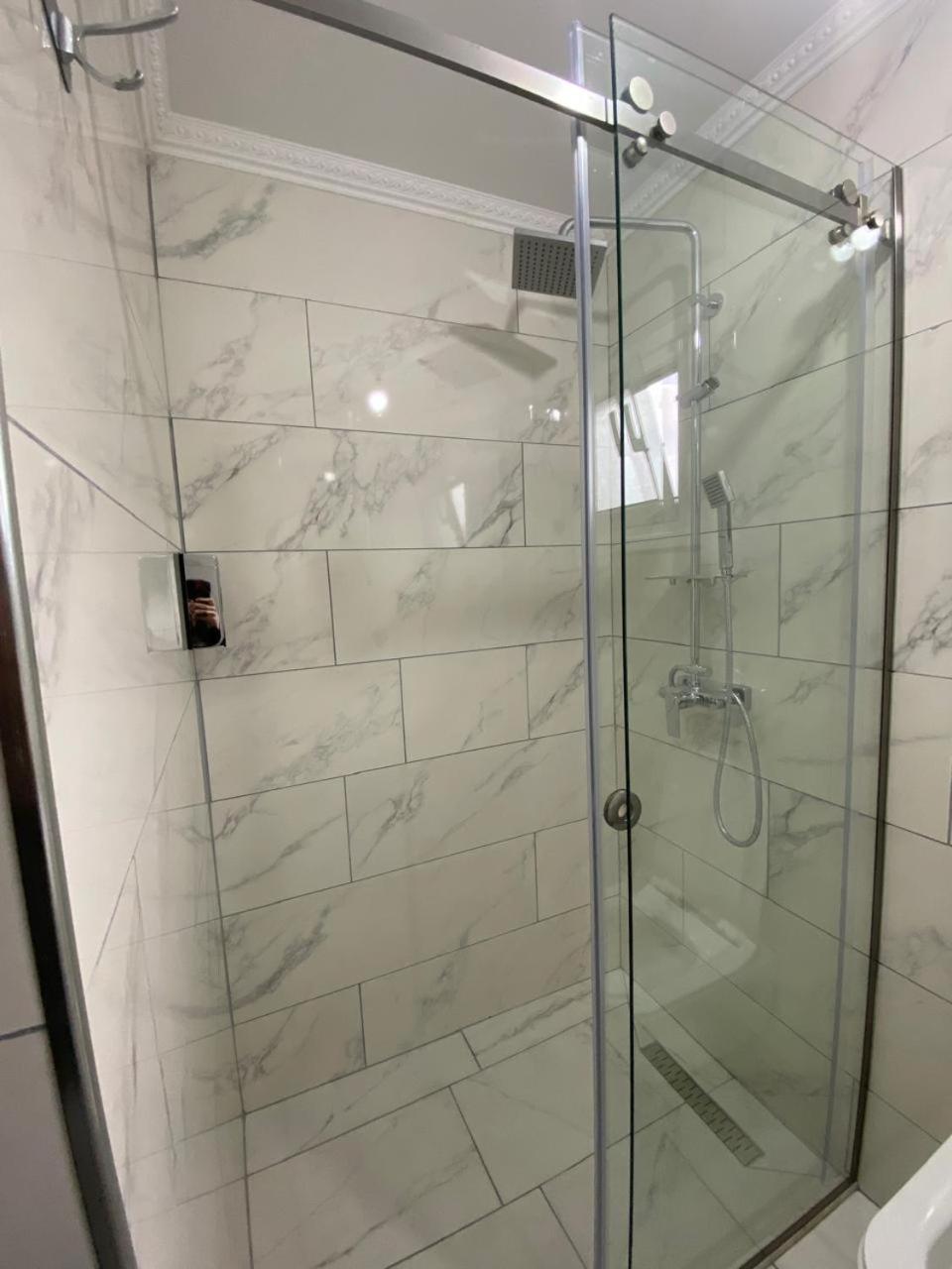 Rent Rooms Sakolli Berat Exteriör bild