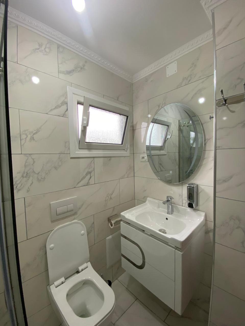 Rent Rooms Sakolli Berat Exteriör bild