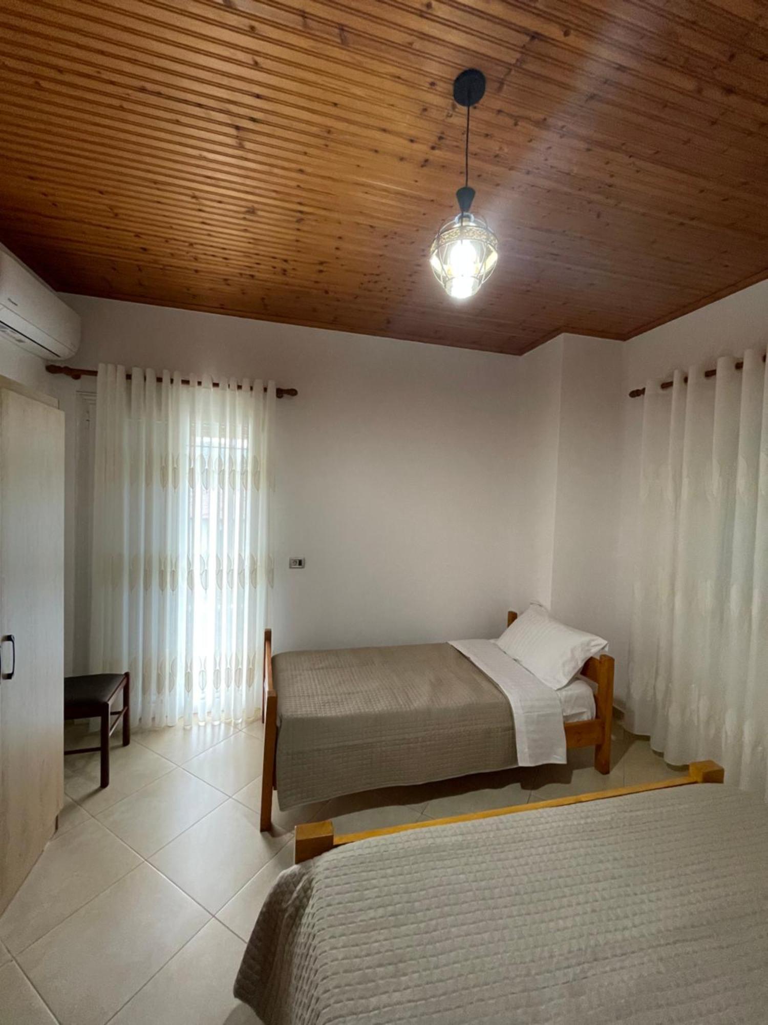 Rent Rooms Sakolli Berat Exteriör bild