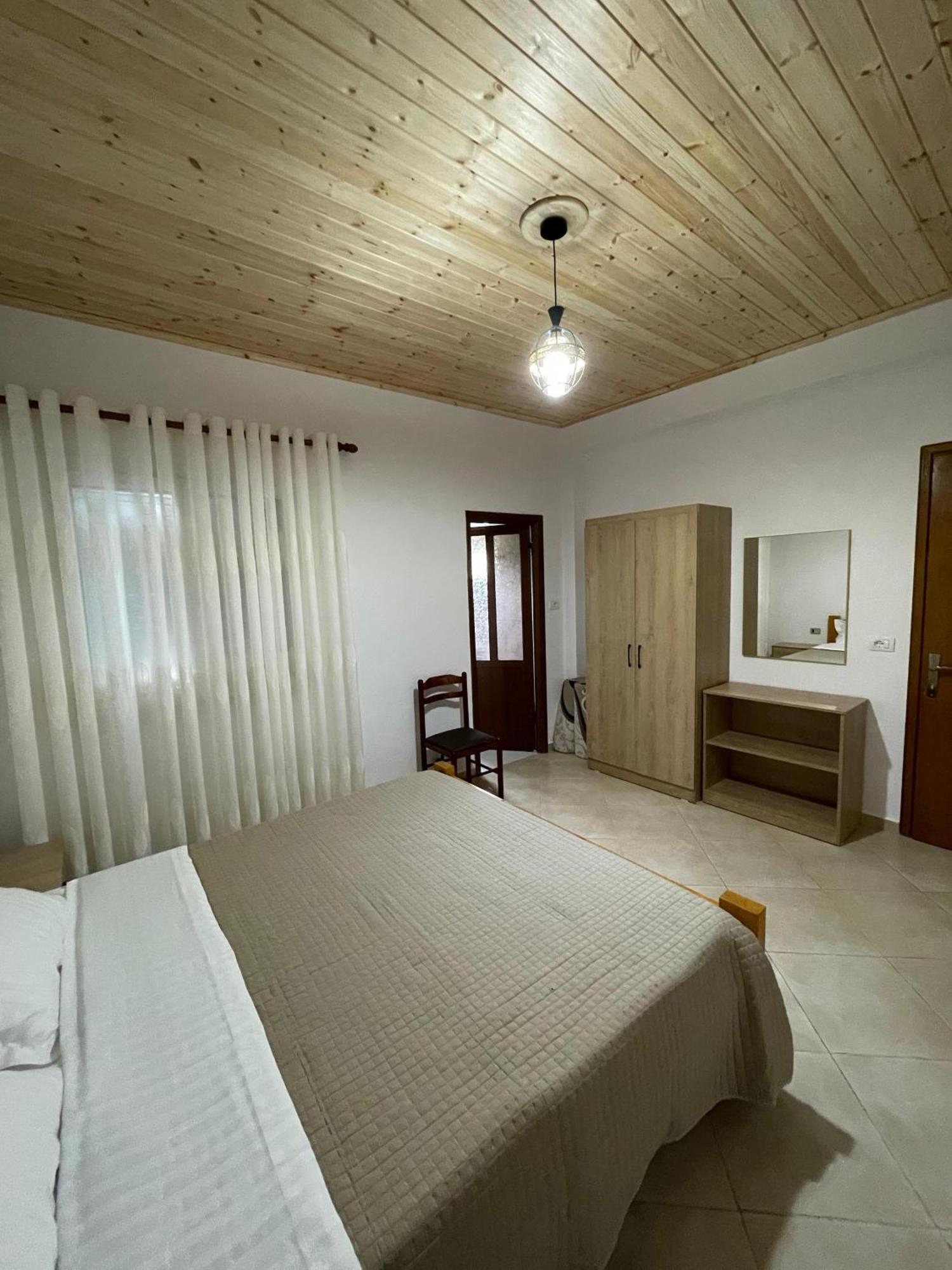 Rent Rooms Sakolli Berat Exteriör bild