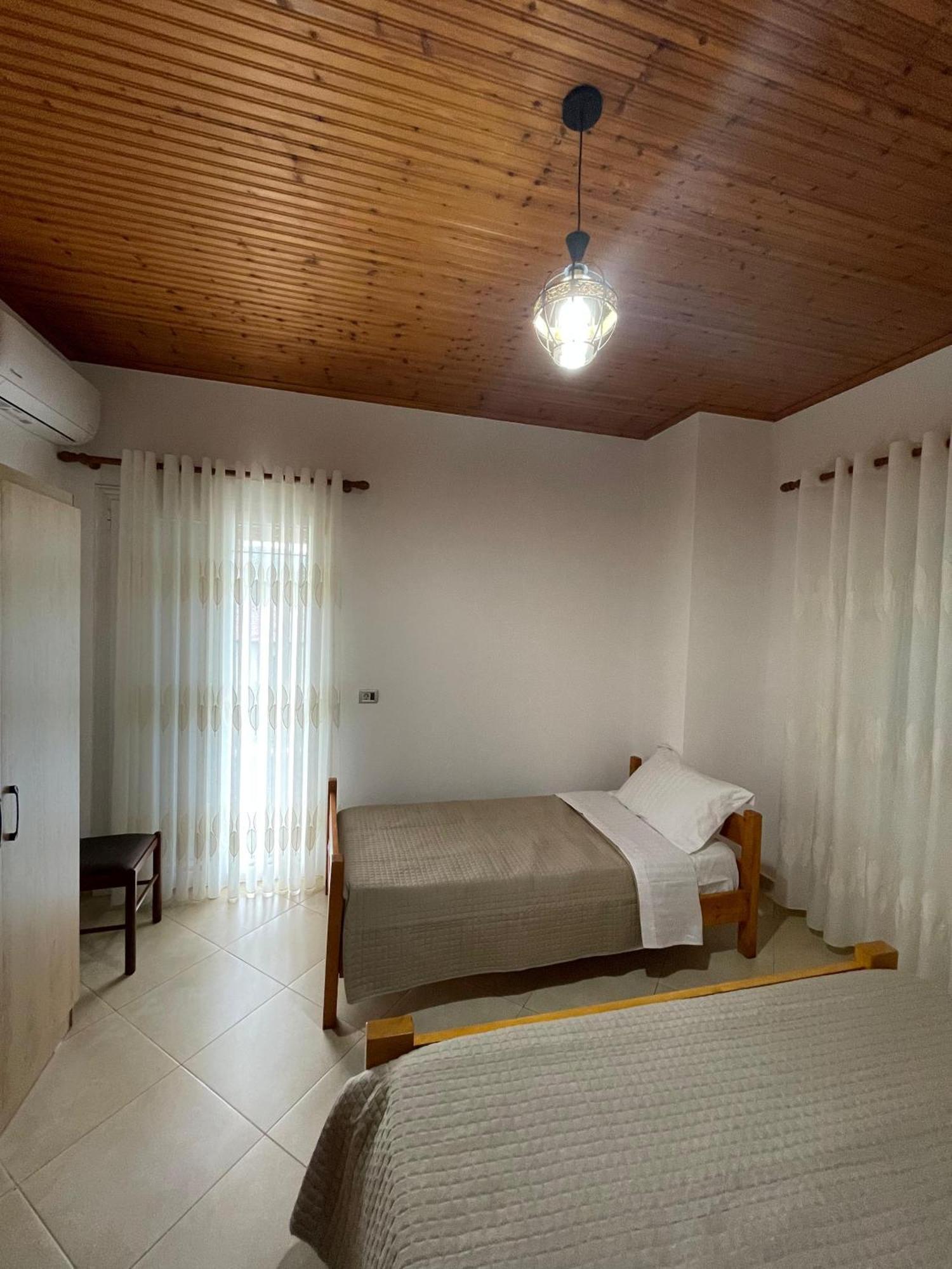 Rent Rooms Sakolli Berat Exteriör bild